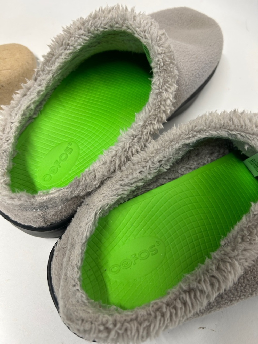 Cozy Gray Fleece Slip-On Slippers men’s size 11 Oofos used - Picture 5 of 9